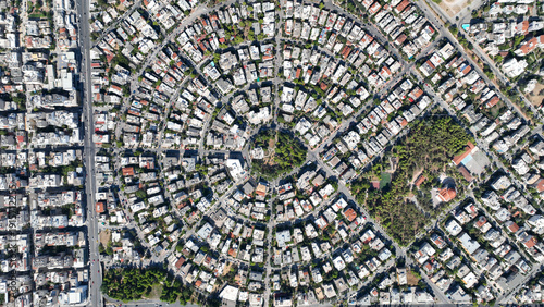 Foto Aerial drone top down photo of round residence area of Alsoupoli as seen from hi