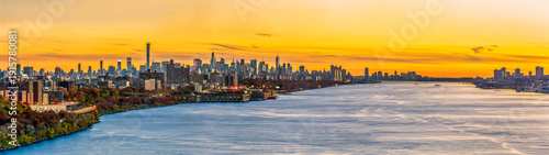 Fotografía New York and Jersey City skyline panorama as viewed from George Washington Bridge, above Hudson River, at sunset