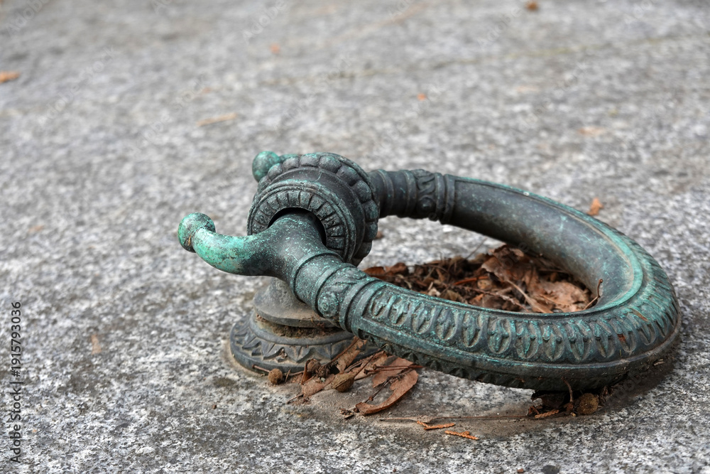 Obraz premium handle of bronze on a tomb slab - bronzener Handghriff auf einer Grabplatte 