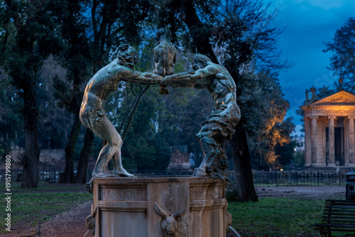 Abbraccio, statua nel parco