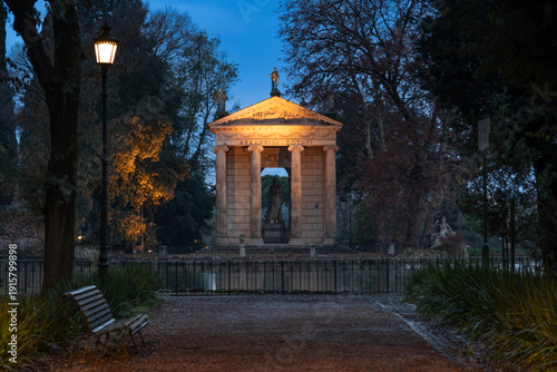 Tempio e bosco all'alba, laghetto
