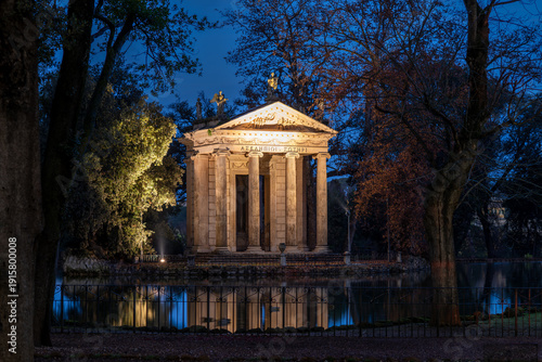 Tempio nel lago, scena notturna