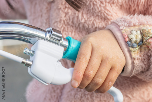 自転車のブレーキを握る女の子の手（顔無し、日本人、5歳）