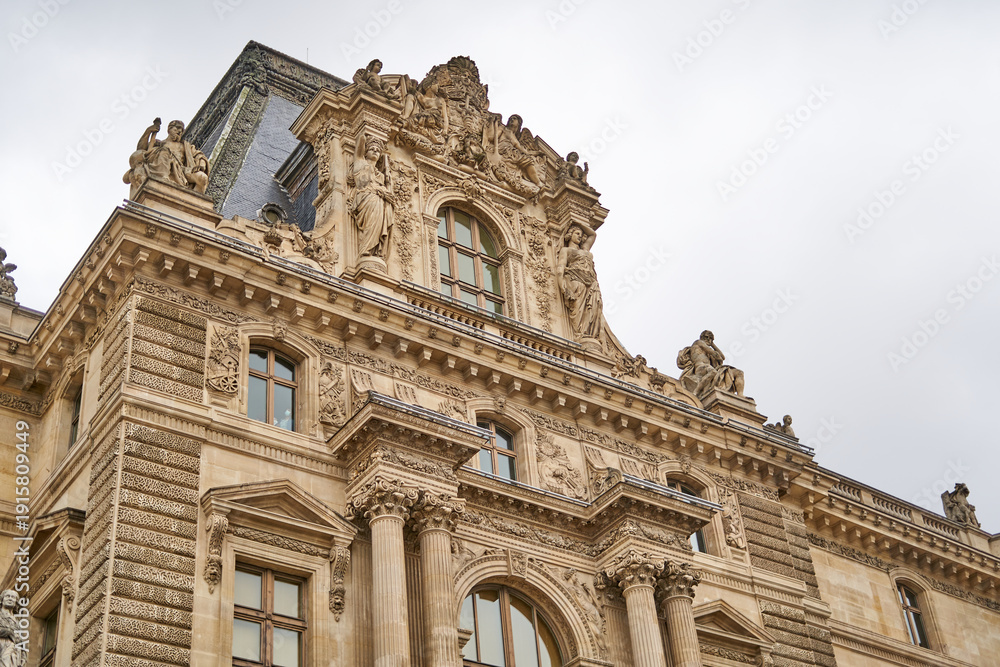 Obraz premium Classical Building Facade Ornate Architecture Paris Louvre
