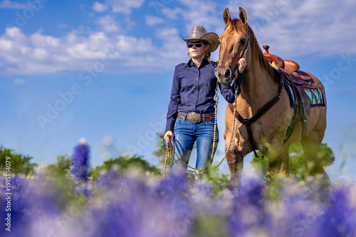 Foto Texas Cowgirl with Dun Quarter Horse in Texas Bluebonnets