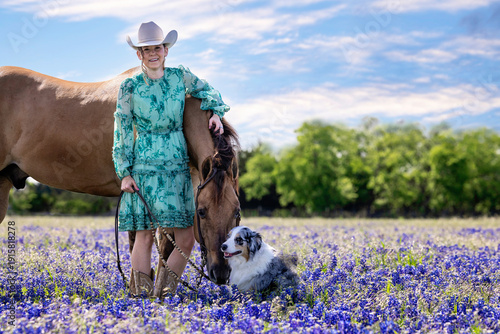 Foto Texas Cowgirl with Dun Quarter Horse in Texas Bluebonnets