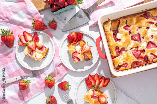 Foto Homemade strawberry cream cheese dessert