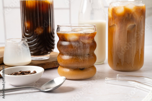 Φωτογραφία Iced coffee with creamer swirl