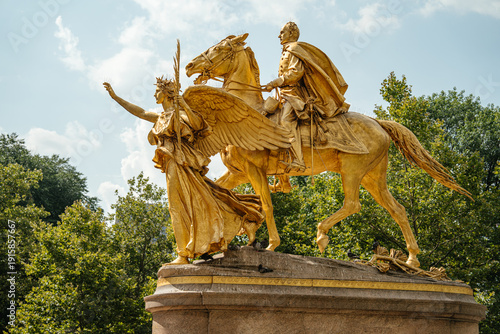 Fotografie The gilded statue of General Sherman led by the allegorical figure of Victory shines under the summer sky