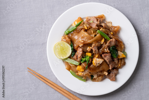 Fotografía Top view of Thai food (Pad See Ew), Stir-fried rice noodles with soy sauce, pork