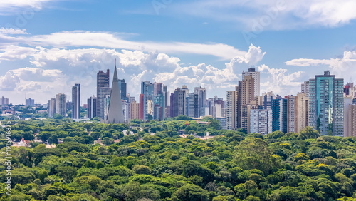 Foto Vista aérea da Região central de Maringá, com o Parque do Ingá com a Catedral ao Fundo