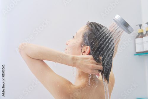 Wallpaper Mural シャワーで髪を洗い流す女性 Torontodigital.ca