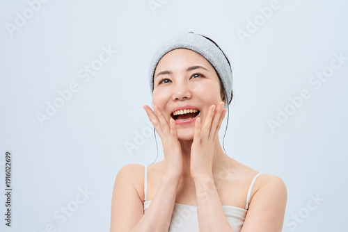 スキンケアをする若い女性