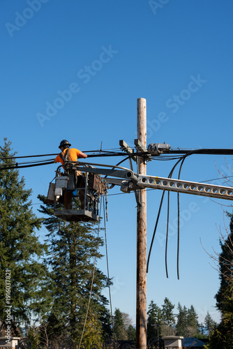 Φωτογραφία Power utility lineman in an aerial lift bucket using a Cable Lasher to upgrade u