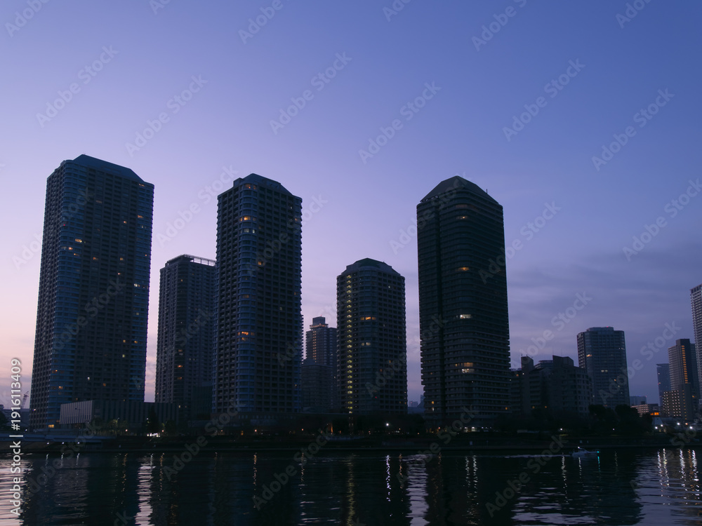 Fototapeta premium 夜明けのタワーマンション群と水面