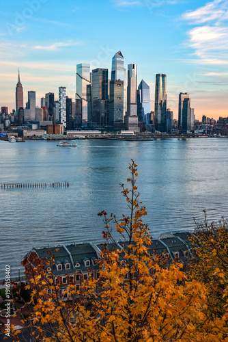 Obraz na plátne View of Manhattan Skyline and Hudson Yards in Autumn with Hudson River, New York