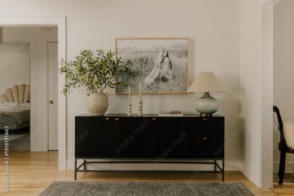 Ταπετσαρία Minimalist sideboard with decor in modern living room