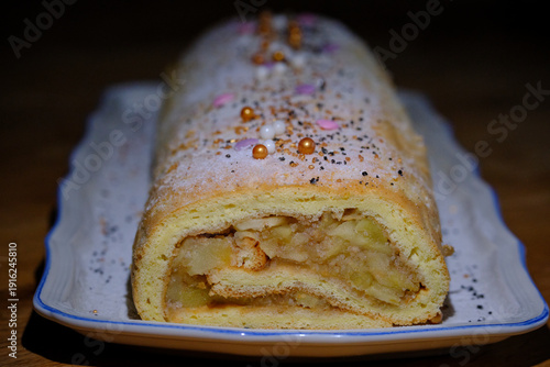 Kuchen gerollt mit Apfelfüllung 