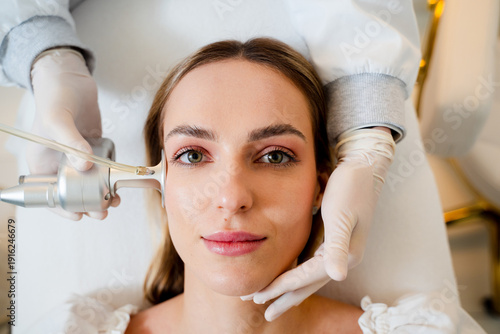 Εκτύπωση καμβά Cosmetology CO2 laser resurfacing to restore smooth skin on female face