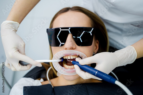 Konstfotografi Dentist examines teeth with probe checking for cavities and maintaining oral health
