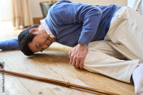 Fototapeta 骨粗鬆症で転ぶアジア人シニア男性