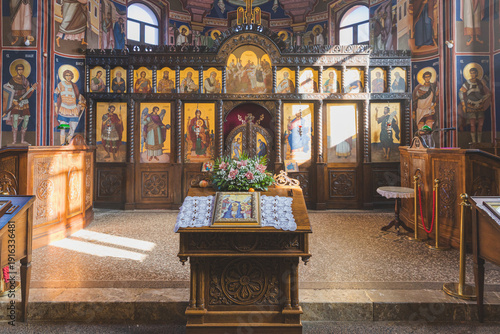 Billede på lærred Interior of a traditional Orthodox church with ornate iconostasis and frescoes