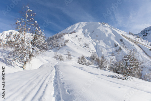 paysage alpin à Vaujany en hiver en Isère en France, Alpes sous la neige, montagnes ,montée sur le col du Sabot, vue sur l'Aiguillette de Vaujany, panorama