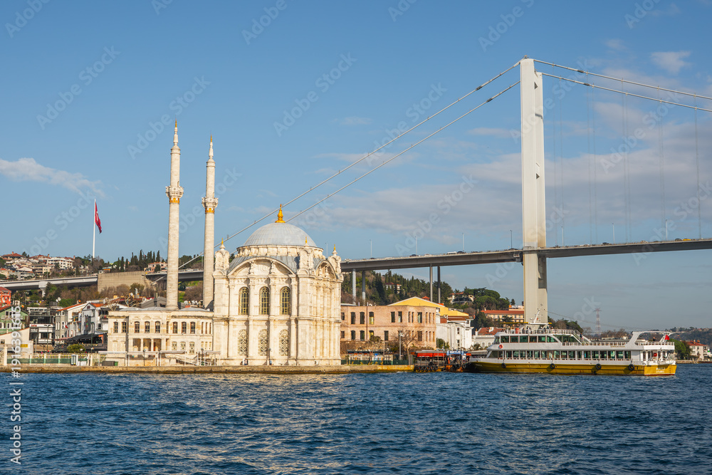 Obraz premium Ortakoy Mosque and Bosphorus Bridge in Istanbul