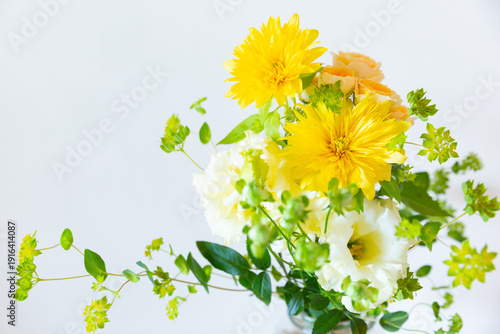 Fotografi 花びんに活けた黄色いひまわり、白いトルコキキョウ、バーベナの花　フラワーアレンジメント　花のある暮らし