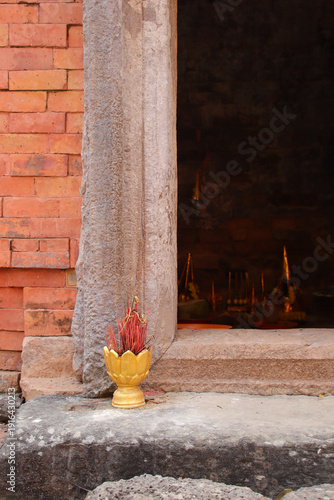 Fotografie ruined ancient hindu and buddhist khmer temple (phnom chisor) in the takeo provi
