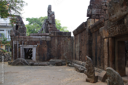 Obraz na płótnie ruined ancient hindu and buddhist khmer temple (phnom chisor) in the takeo provi