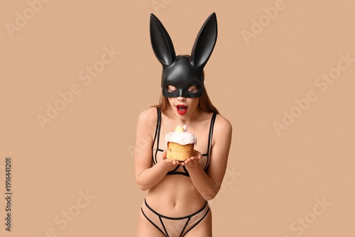Sexy surprised young woman ...