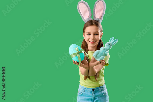 Cute little girl with Easte...