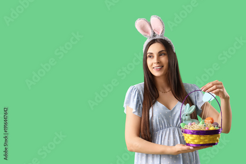 Young pregnant woman in bun...
