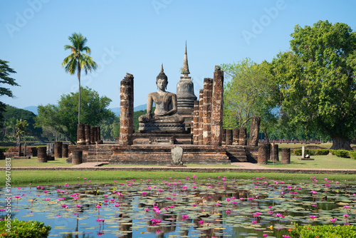 Foto A view of the ruins of the ancient Buddhist temple of the Wat Chana Songkram on a sunny day