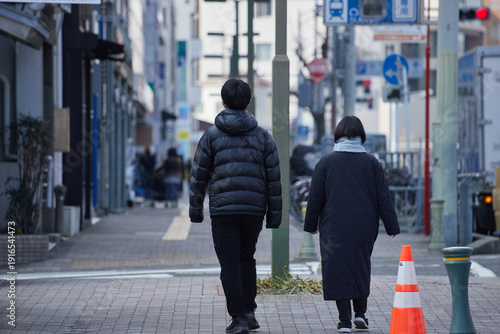 Wallpaper Mural 冬の朝の都市の街で歩く若い男女カップルの姿 Torontodigital.ca