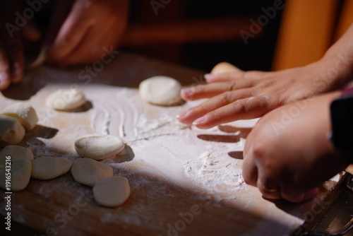 Foto A focused young person meticulously crafts dumplings on a