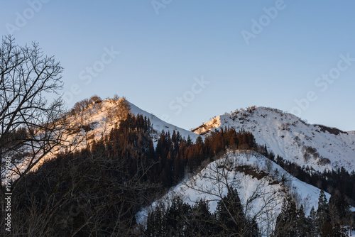 Slika na platnu 夕暮れの雪山と雪解けの風景 / Snowy mountains at sunset and the landscape of thawing snow