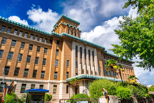 Wallpaper Mural 神奈川県横浜市 青空と緑に映える神奈川県庁本庁舎 Torontodigital.ca