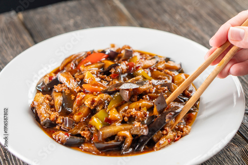 Fotografia Chinese Stir-Fried Eggplant with Minced Pork in Garlic Sauce