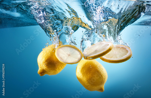Wallpaper Mural 水中に勢いよく飛び込むレモン　シズル　フレッシュ Torontodigital.ca