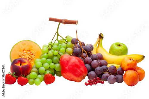 Frisches, gesundes und vitaminreiches Obst isoliert als Freisteller über transparentem Hintergrund