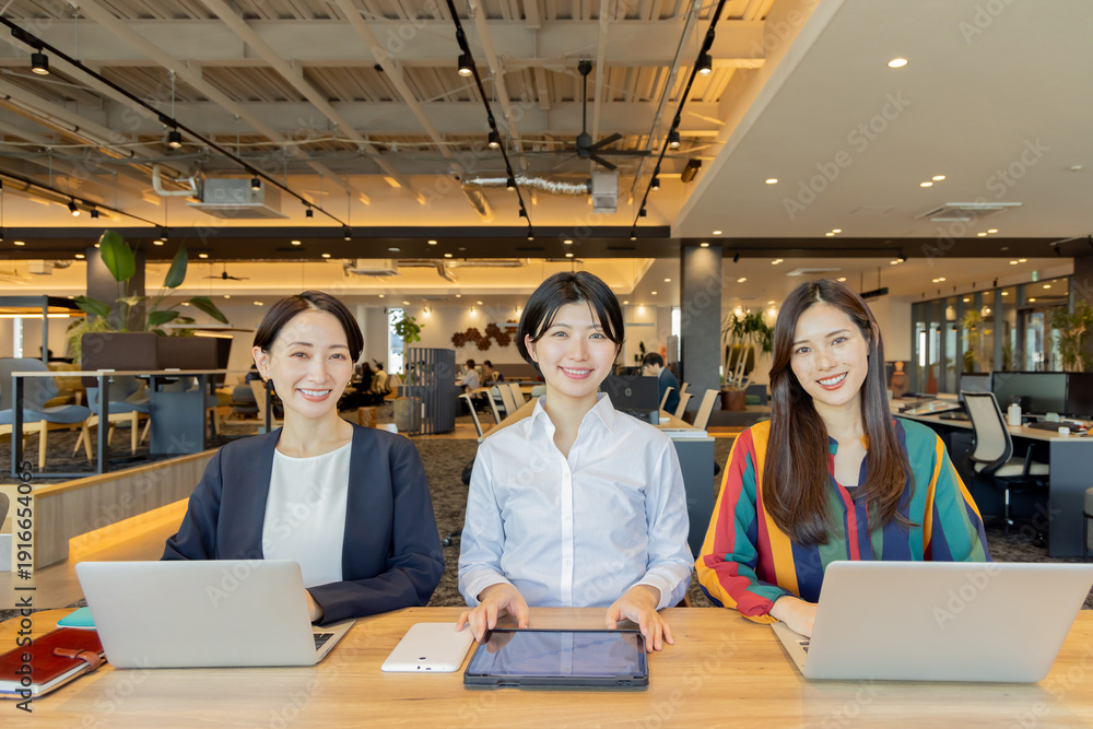 Obraz premium デザイナーズオフィスで働く人々 