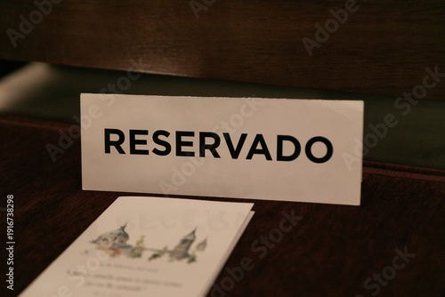Foto concepto, conceptual, cartel, reservado, escrito, reserva, papel, iglesia