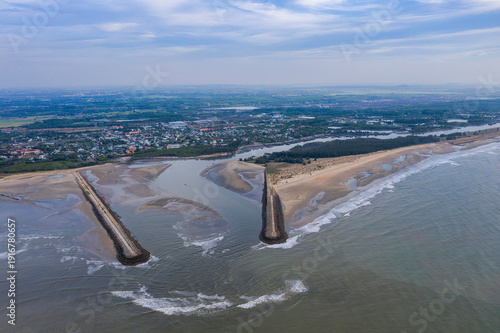 The two breakwaters at the mouth of the Ray River (Loc An , Dat Do , Ba Ria - Vung Tau province, now part of Phuoc Hai commune, Ho Chi Minh City) were constructed using three-pronged concrete blocks. 