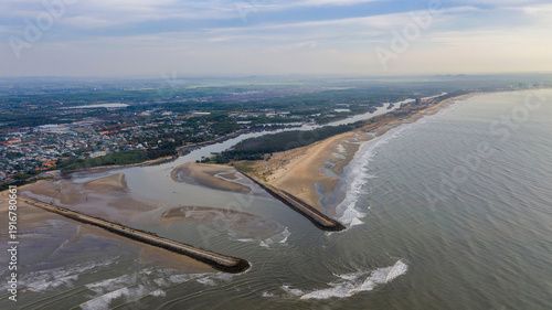 The two breakwaters at the mouth of the Ray River (Loc An , Dat Do , Ba Ria - Vung Tau province, now part of Phuoc Hai commune, Ho Chi Minh City) were constructed using three-pronged concrete blocks. 