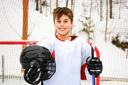Canvas Print Ice hockey teen play hockey outside in uniform