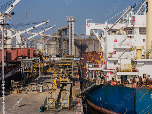 Bild auf Leinwand Industrial grain silos dockside cargo ship