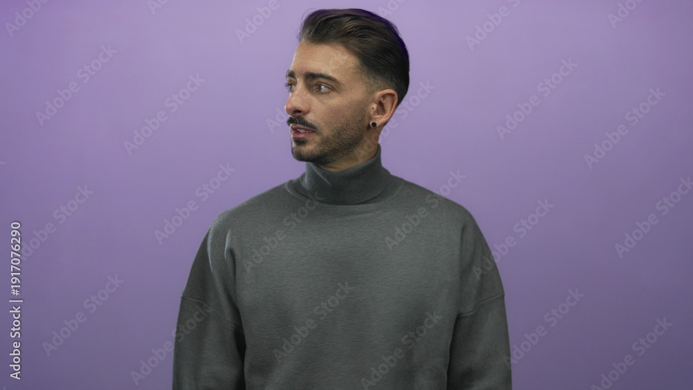 Obraz premium Young hispanic man wearing gray turtleneck cups hands around mouth shouting in studio with focused expression; urgency.