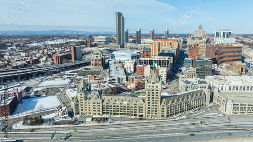 Foto Aerial view of downtown Albany, New York in winter, featuring skyline, historic architecture, and snow-covered streets under clear sky